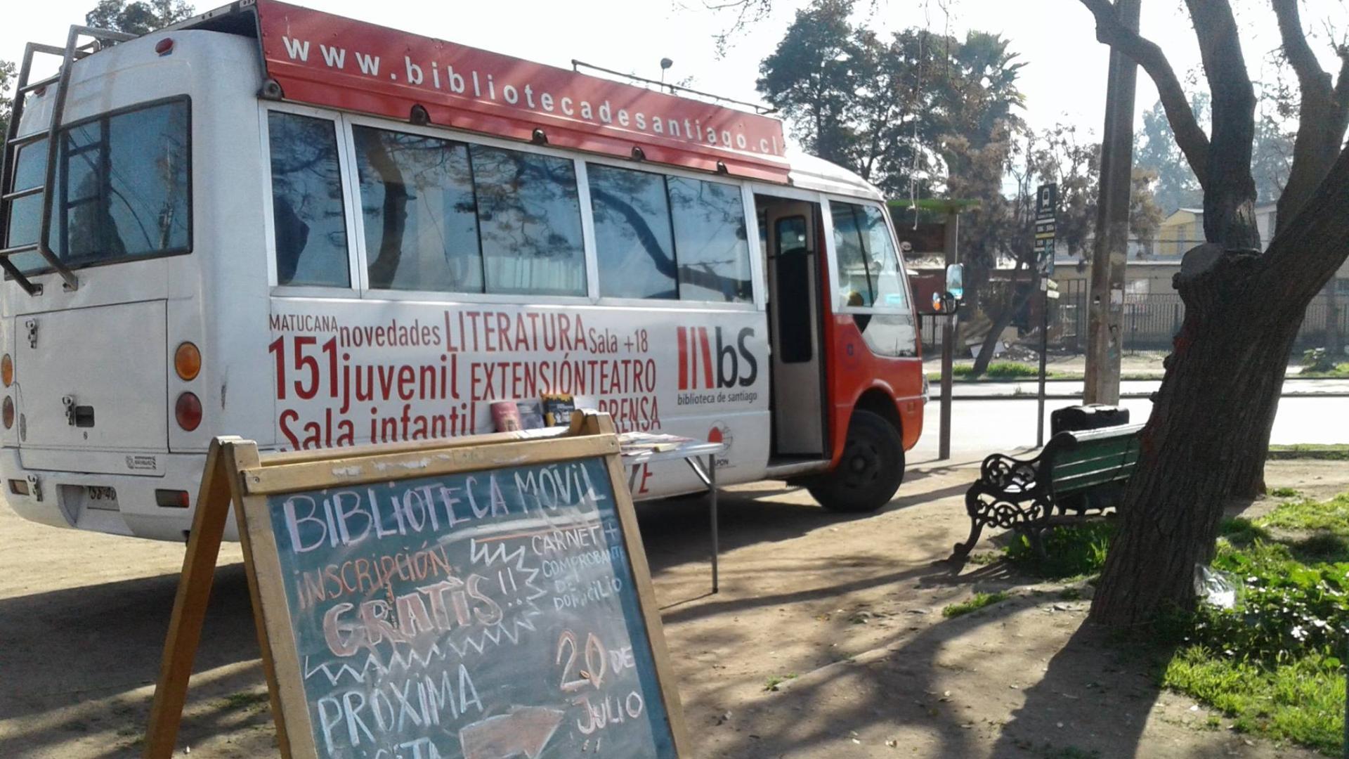 Bibliomóvil de Santiago recorriendo plazas y parques