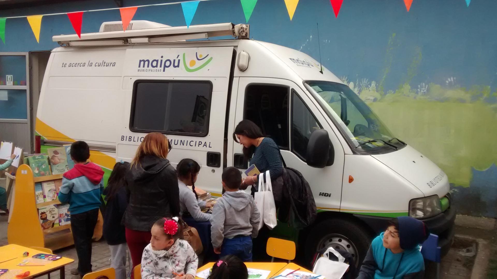 Bibliomóvil de Maipú en terreno