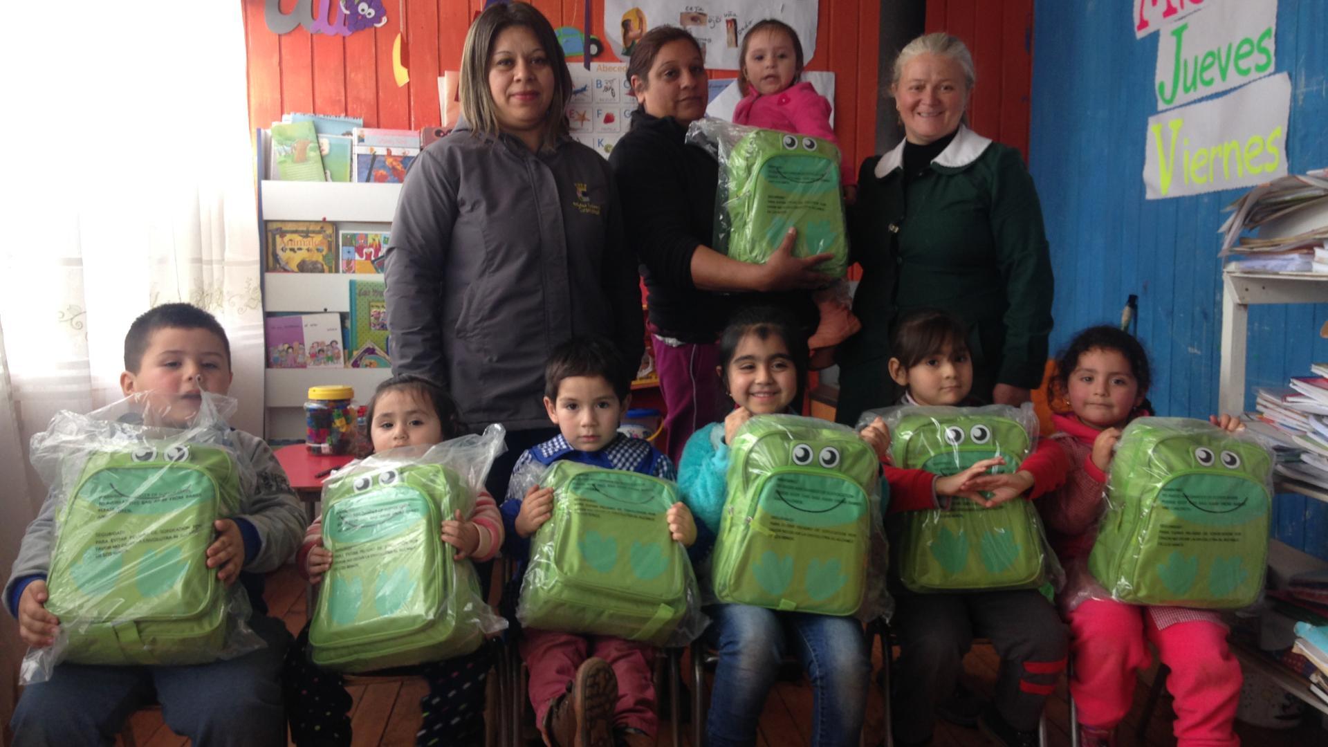 Entrega de mochila de emergencia en Curanilahue