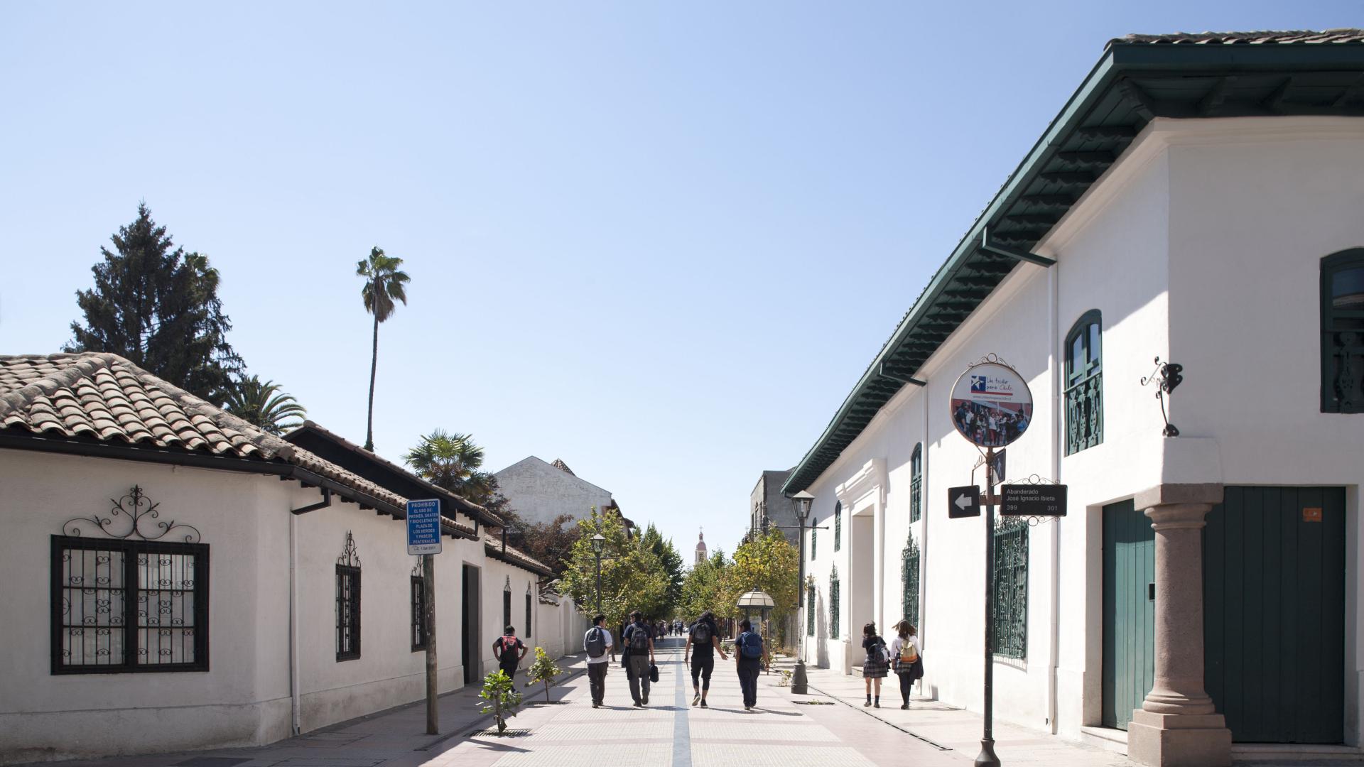 Panorámica en que se observa el paseo peatonal Estado, en ambos entremos se ven inmuebles de arquitectura tradicional chilena.