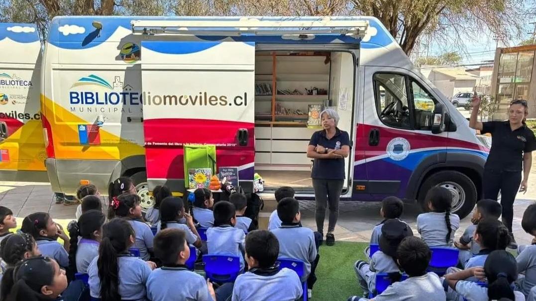 La visita del bibliomóvil de Alto Hospicio a Pozo Almonte