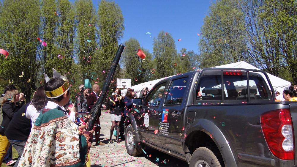 Escolares de Paillaco celebran la llegada de su nuevo Bibliomóvil