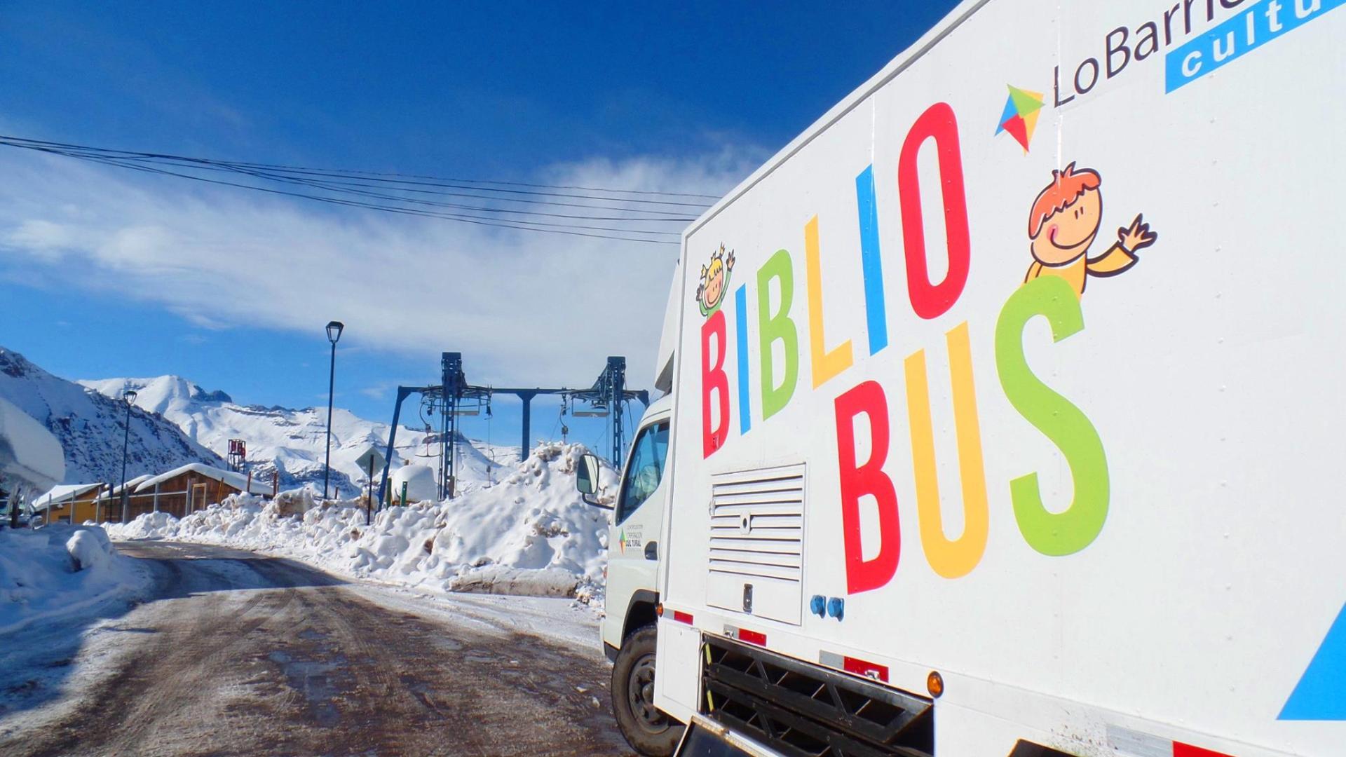 Nieve y letras en recorrido del bibliomóvil Lo Barnechea