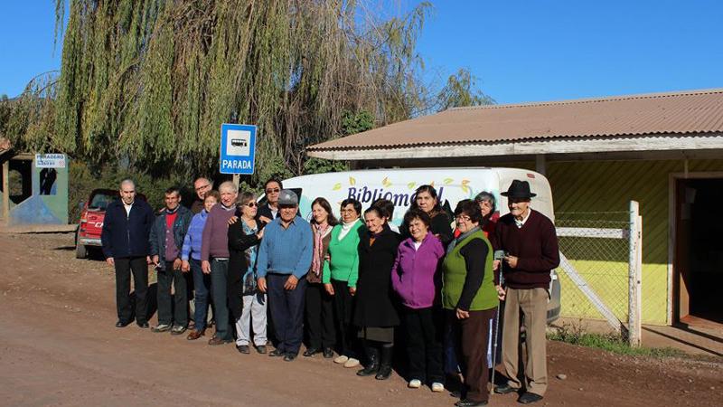 Bibliomóvil llega a los adultos mayores de Teno