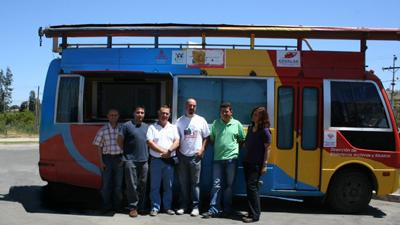 La tripulación de los Dibamóviles del país, de izquierda a derecha: Rodrigo Araya, Hernán Gallardo, José Juliá, Jimmy Coll, Alan Rebolledo y Adela Cancino. La imágen fue tomada en el encuentro de Dibamóviles (2008) en Ovalle. De fondo el antiguo vehículo