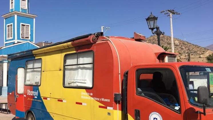 El bibliomóvil de Ovalle instalado en Chañaral Alto, Monte Patria.