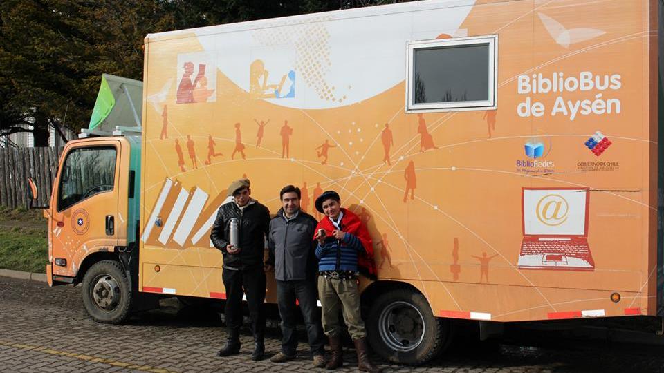 Alfredo al centro junto a usuarios de su bibliomóvil