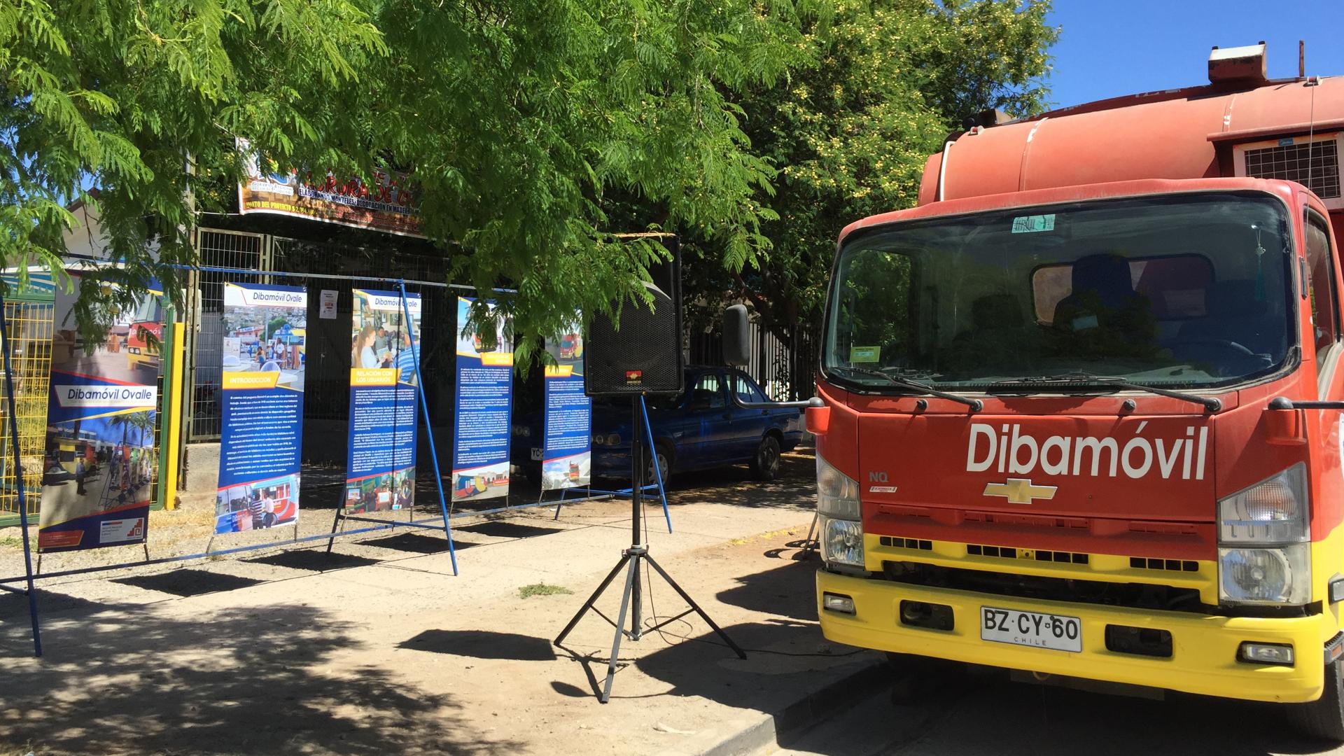 La muestra junto al móvil en una de sus paradas en la ciudad de Ovalle