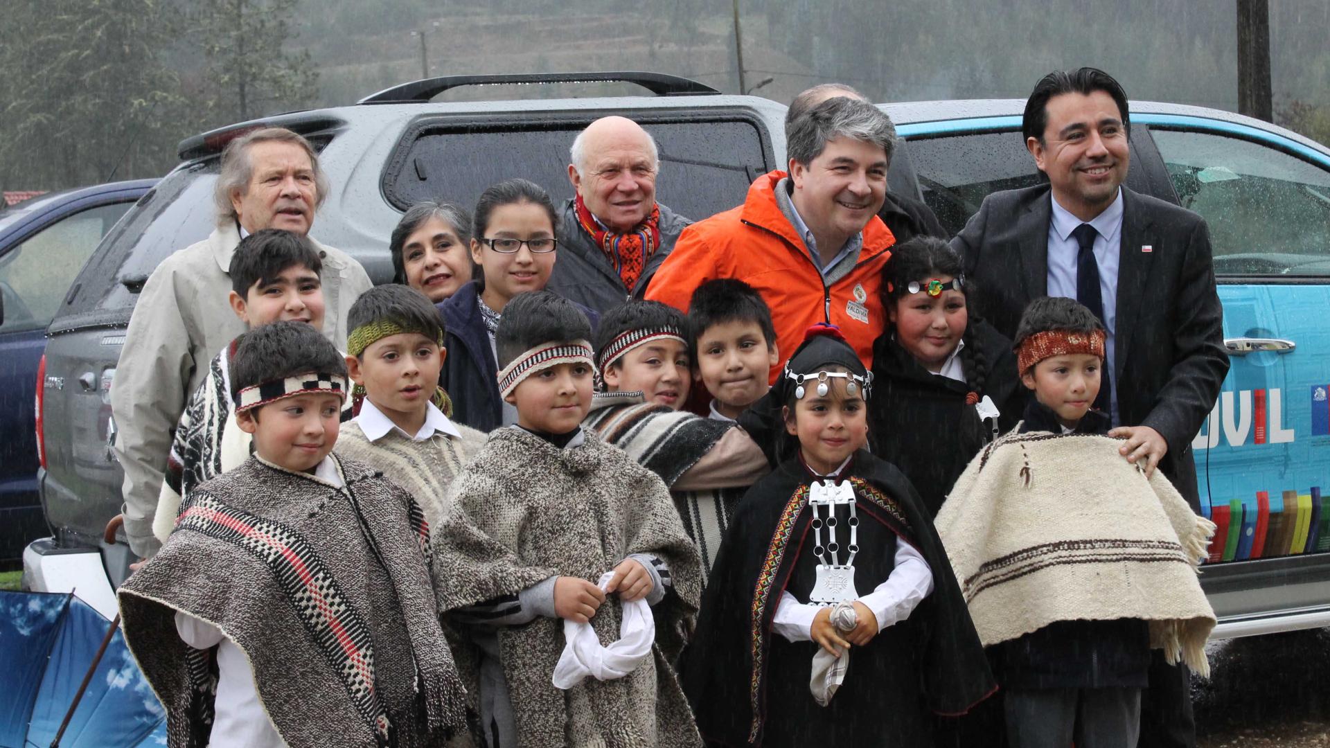 En la inauguración del renovado bibliomóvil de Valdivia