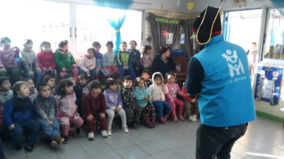 Bibliomóvil Pintanino visita Jardín Infantil