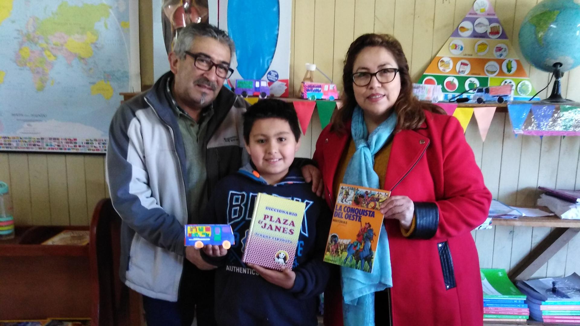 Bibliomóvil de Futrono premia a sus lectores 