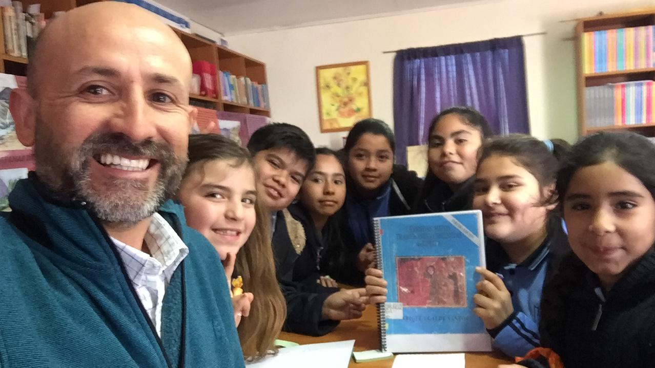 El club de lectura en su primera sesión en el colegio Crisol de Ovalle.