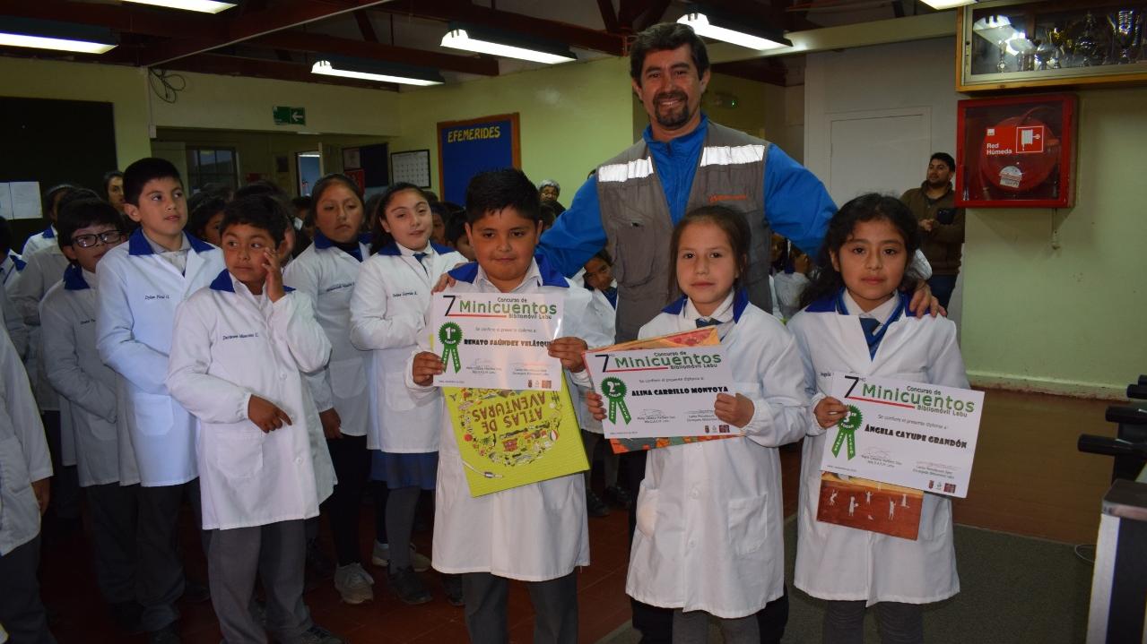 Carlos Mendiboure, encargado del Bibliomóvil de Lebu junto a algunos de los ganadores del concurso de minicuentos.