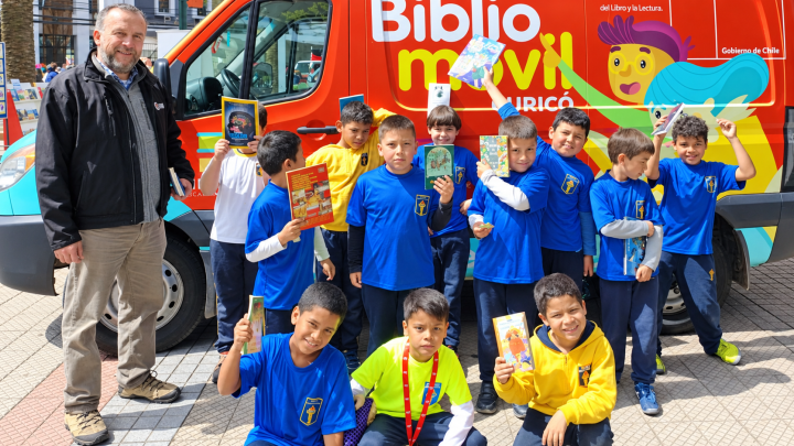 Bibliomóvil de Curicó celebra el Día del Bibliomóvil 