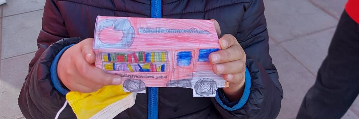 Lo Barnechea pinta su bibliomóvil