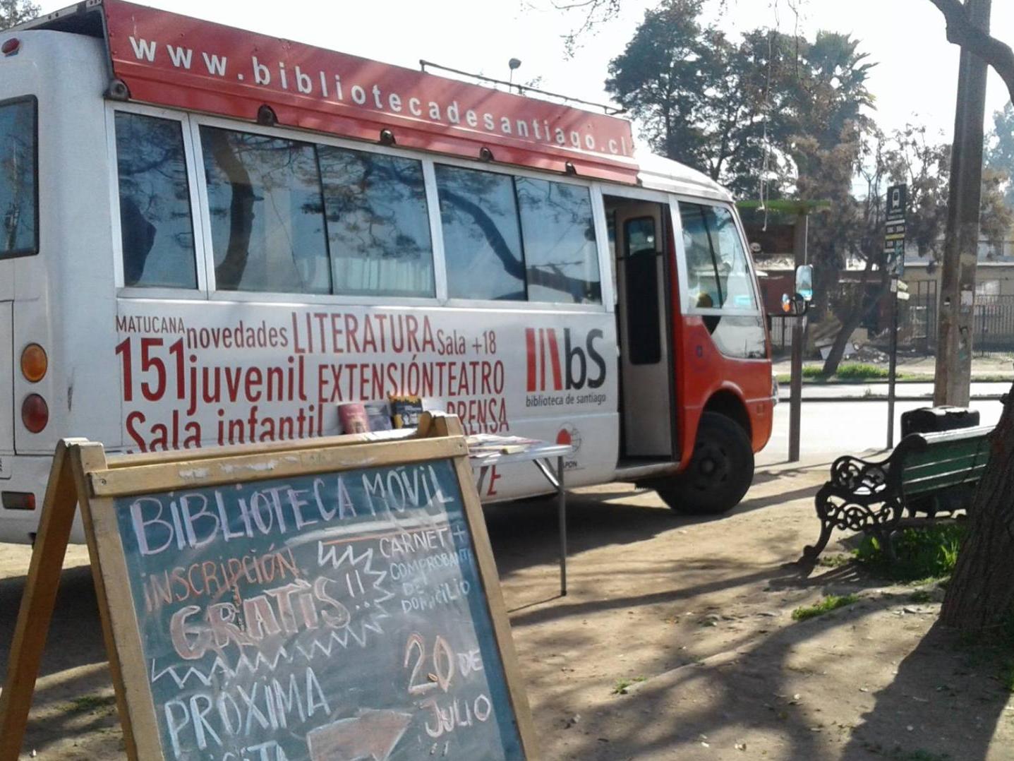 Bibliomóvil de Santiago recorriendo plazas y parques