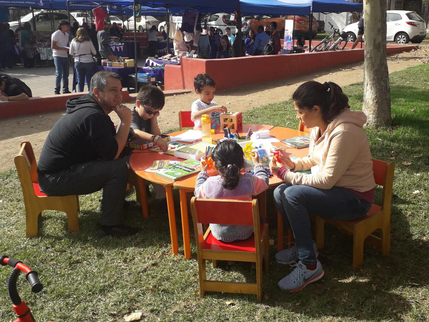 Peñalolén en terreno con su bibliomóvil
