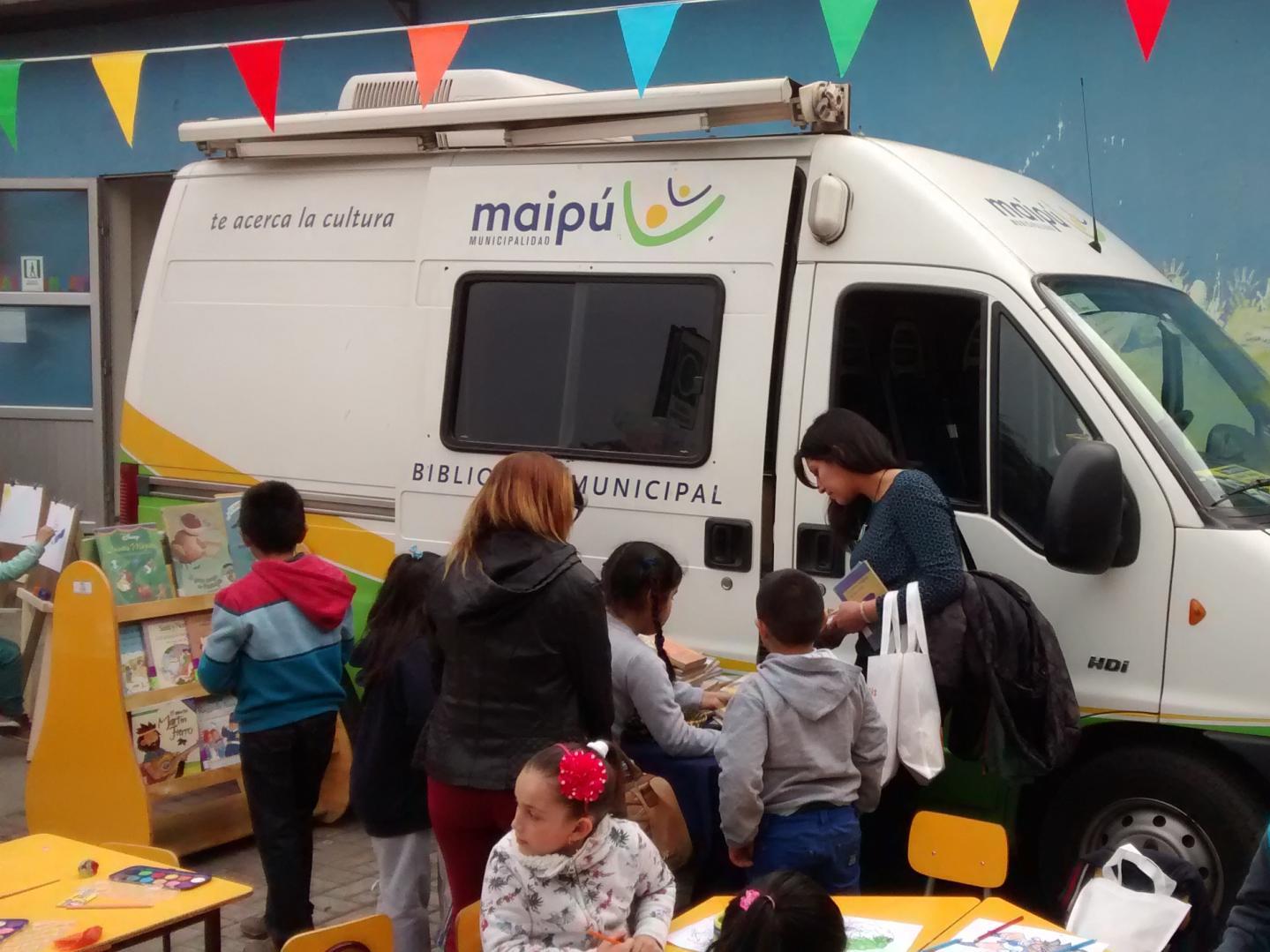 Bibliomóvil de Maipú en terreno