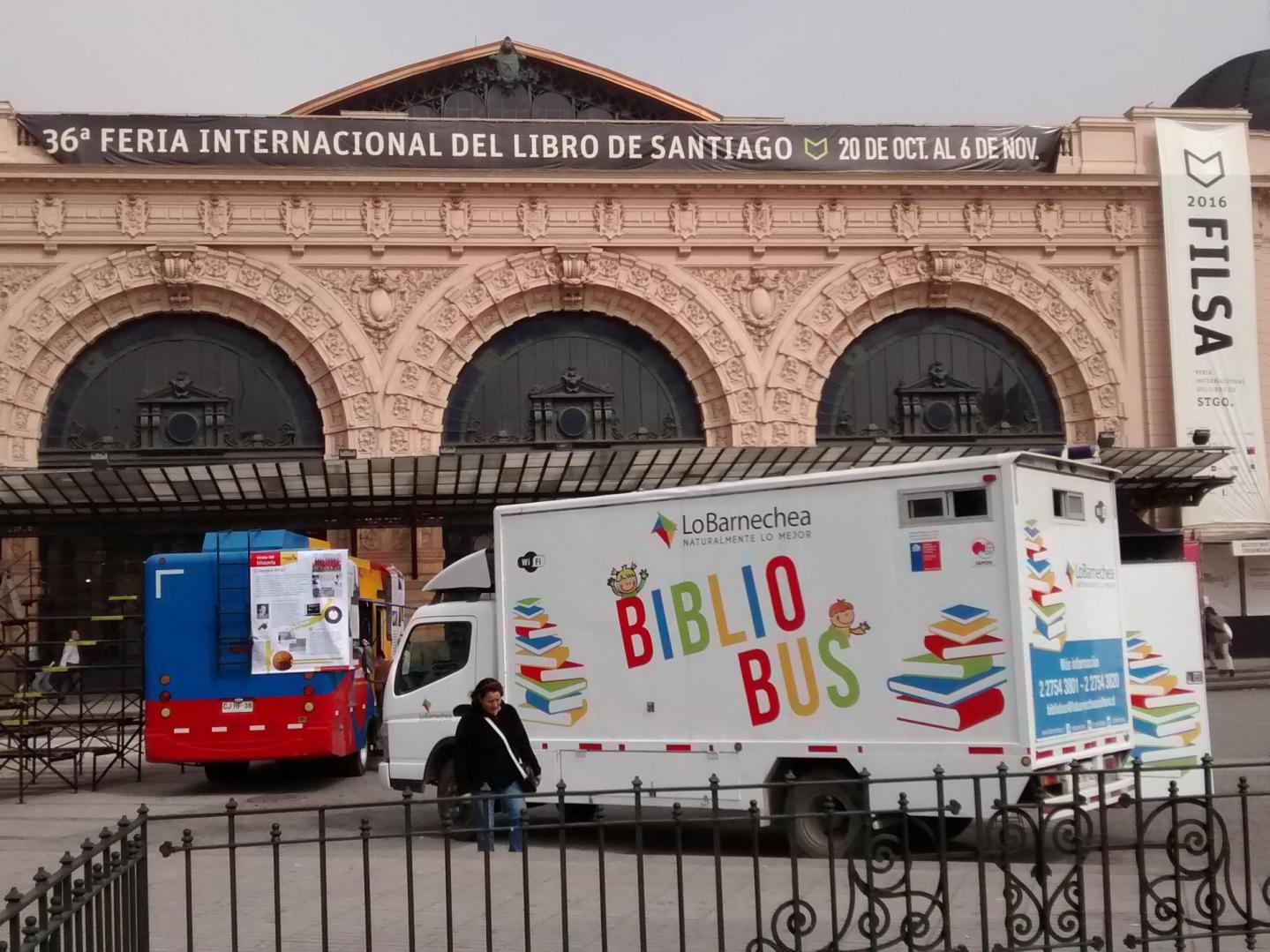 Bibliobús de Lo Barnechea  presente en FILSA 2016