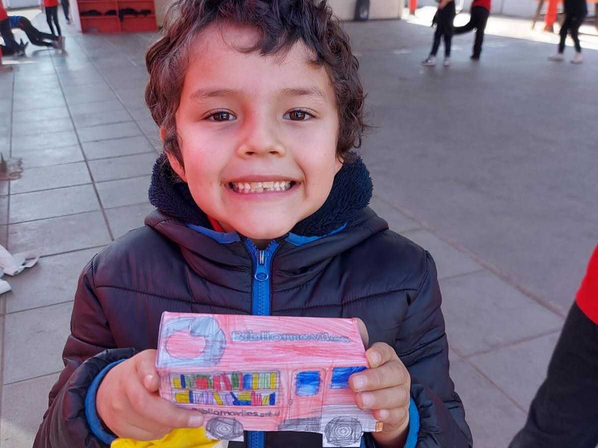 Lo Barnechea pinta su bibliomóvil