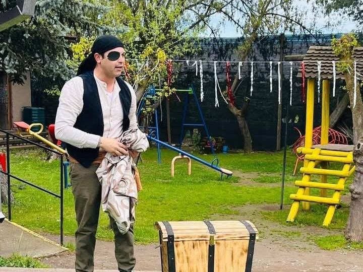 O'Higgins - Héctor, el pirata Lector celebra el día del bibliomóvil