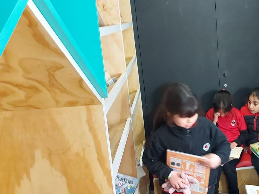 Lo Barnechea pinta su bibliomóvil