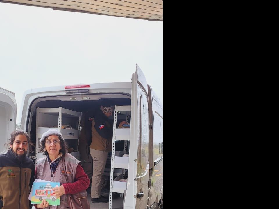 Bibliomóvil en portería Río Serrano