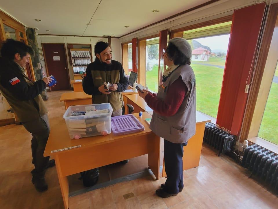 Eentrega de la caja viajera a la administración de CONAF en el Parque Nacional Torres del Paine