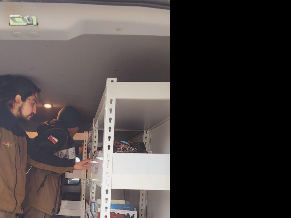 Guardaparques eligiendo títulos