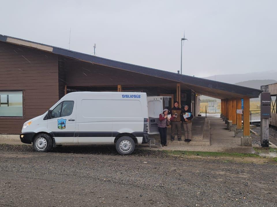 Portería Río Serrano con guardaparques de CONAF