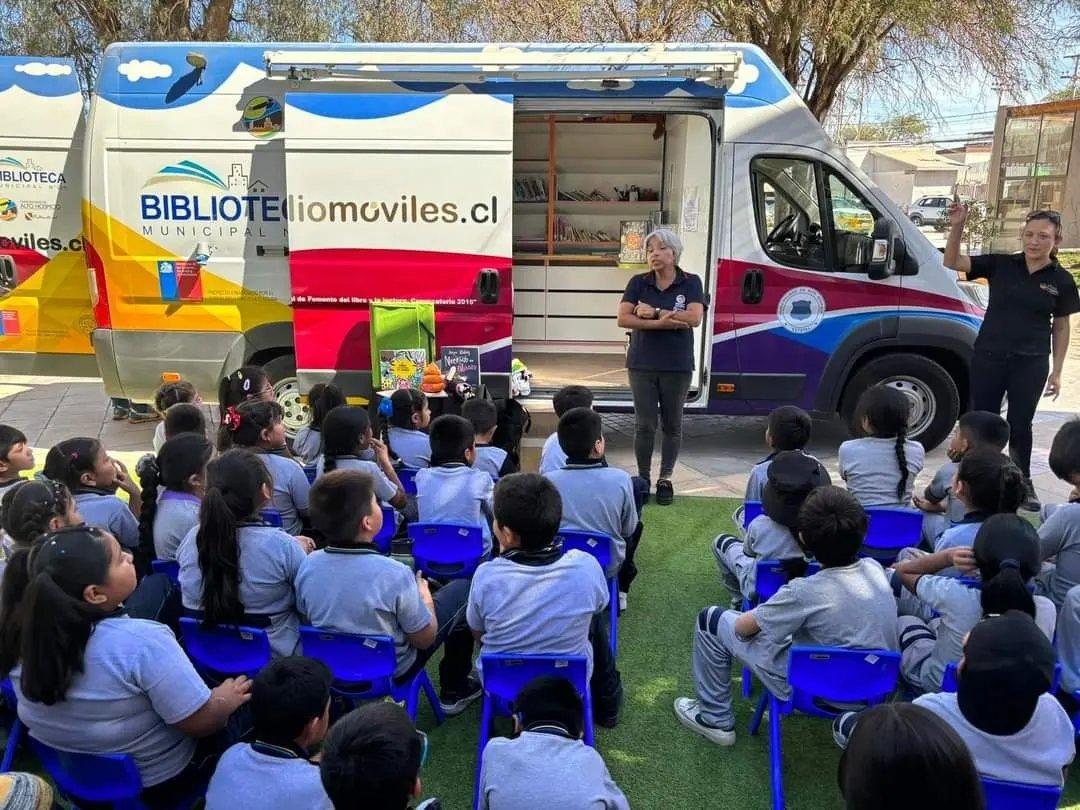 La visita del bibliomóvil de Alto Hospicio a Pozo Almonte