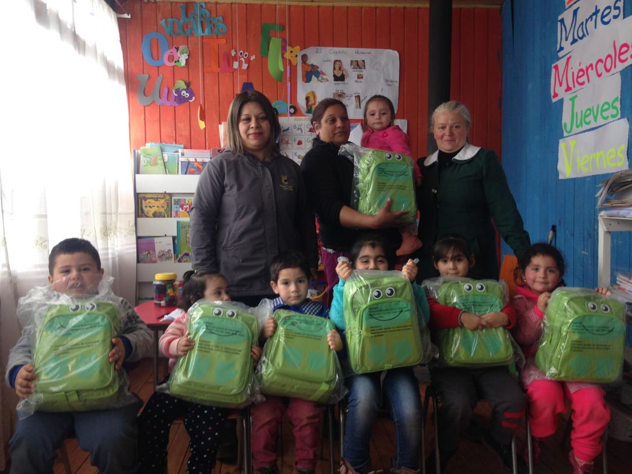 Entrega de mochila de emergencia en Curanilahue