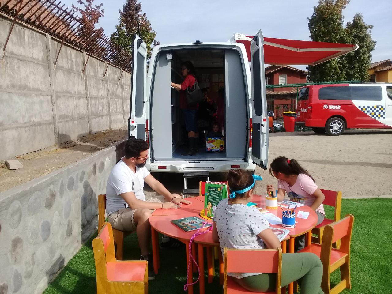 Bibliomóvil Peñalolén en terreno