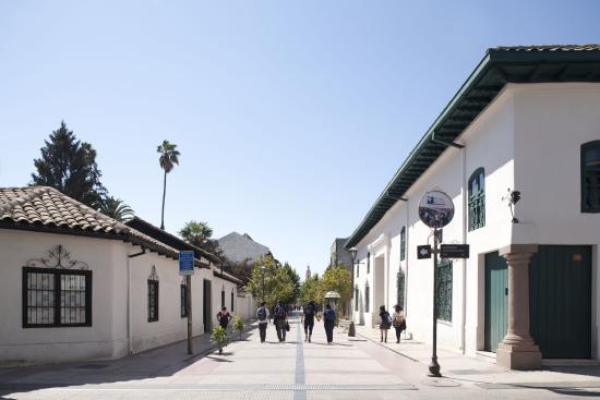 Panorámica en que se observa el paseo peatonal Estado, en ambos entremos se ven inmuebles de arquitectura tradicional chilena 