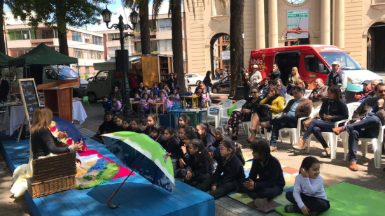 Público disfrutando una narración oral en la plaza de Curicó
