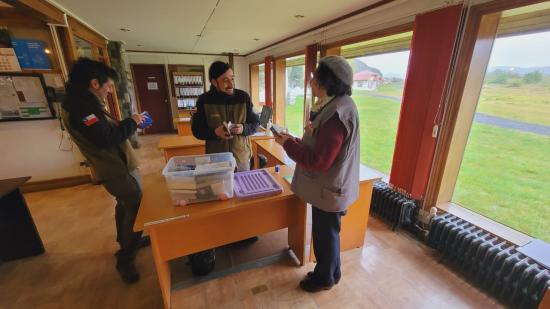 Entrega de la caja viajera en el día del bibliomóvil 2023 Torres del Paine