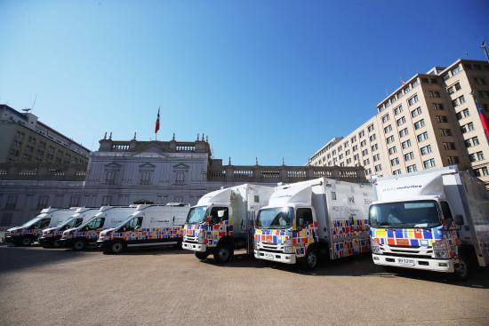 Un grupo de bibliomóviles estacionados en las afueras de La Moneda, sector Plaza de La Constitución