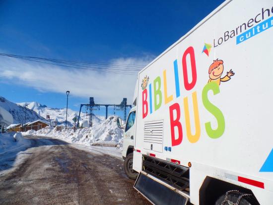 Nieve y letras en recorrido del bibliomóvil Lo Barnechea