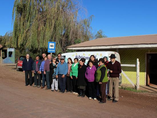 Bibliomóvil llega a los adultos mayores de Teno