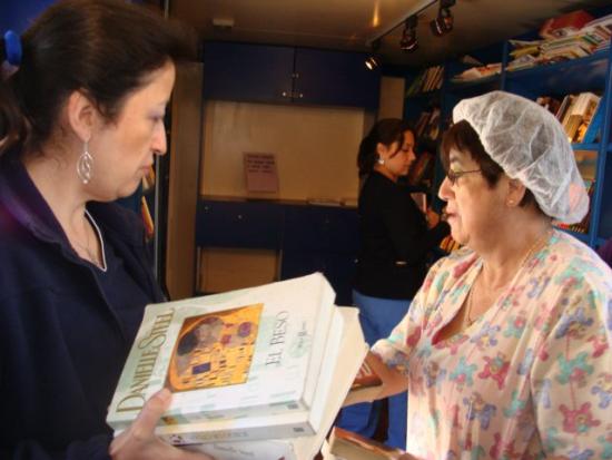 Dibamóvil Metropolitano abre caminos a la lectura en hospitales