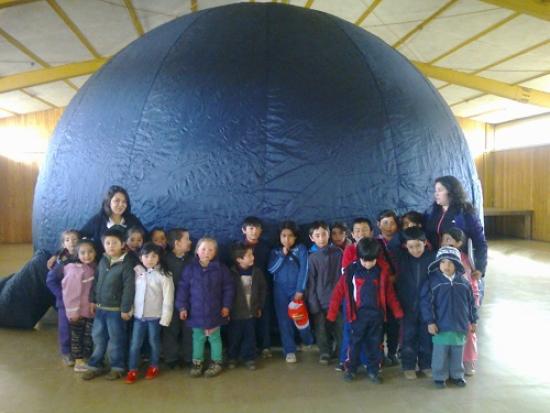 Bibliobús lleva planetario a niños de Coyhaique