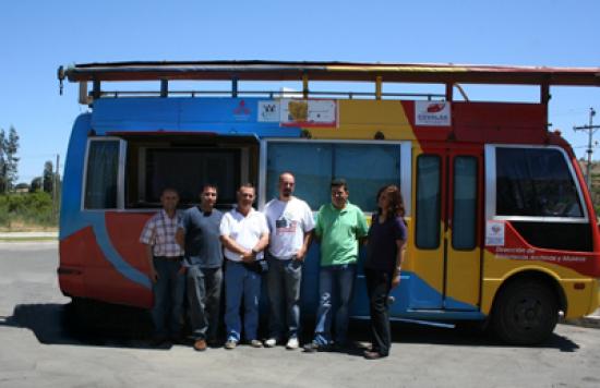 La tripulación de los Dibamóviles del país, de izquierda a derecha: Rodrigo Araya, Hernán Gallardo, José Juliá, Jimmy Coll, Alan Rebolledo y Adela Cancino. La imágen fue tomada en el encuentro de Dibamóviles (2008) en Ovalle. De fondo el antiguo vehículo