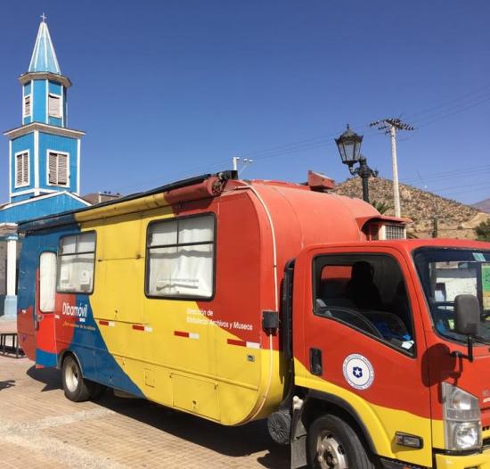 El bibliomóvil de Ovalle instalado en Chañaral Alto, Monte Patria.