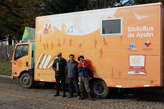 Alfredo al centro junto a usuarios de su bibliomóvil