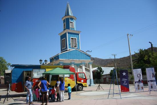 El bibliomóvil instalado en Chañaral Alto, Monte Patria