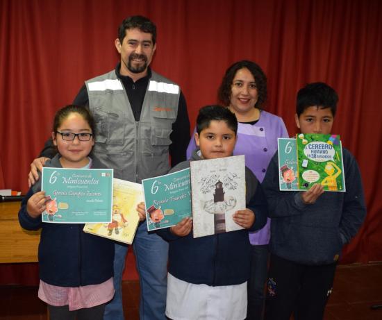 Carlos Mendiboure junto a algunos de los ganadores en la ceremonia realizada en la Escuela de Pehuén.