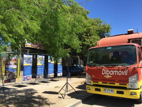 La muestra junto al móvil en una de sus paradas en la ciudad de Ovalle