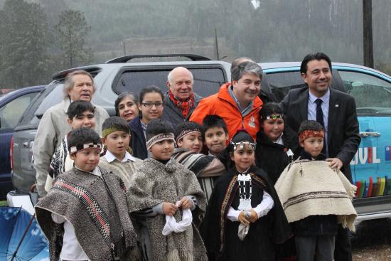 En la inauguración del renovado bibliomóvil de Valdivia