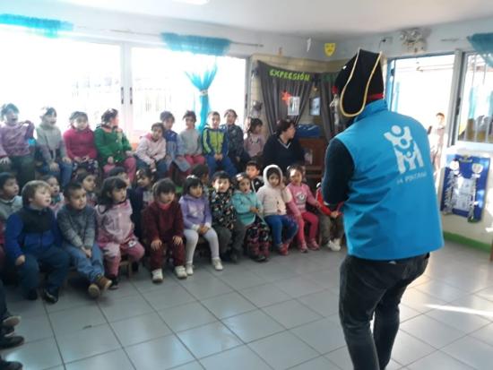 Bibliomóvil Pintanino visita Jardín Infantil