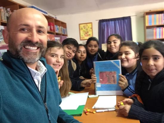 El club de lectura en su primera sesión en el colegio Crisol de Ovalle.